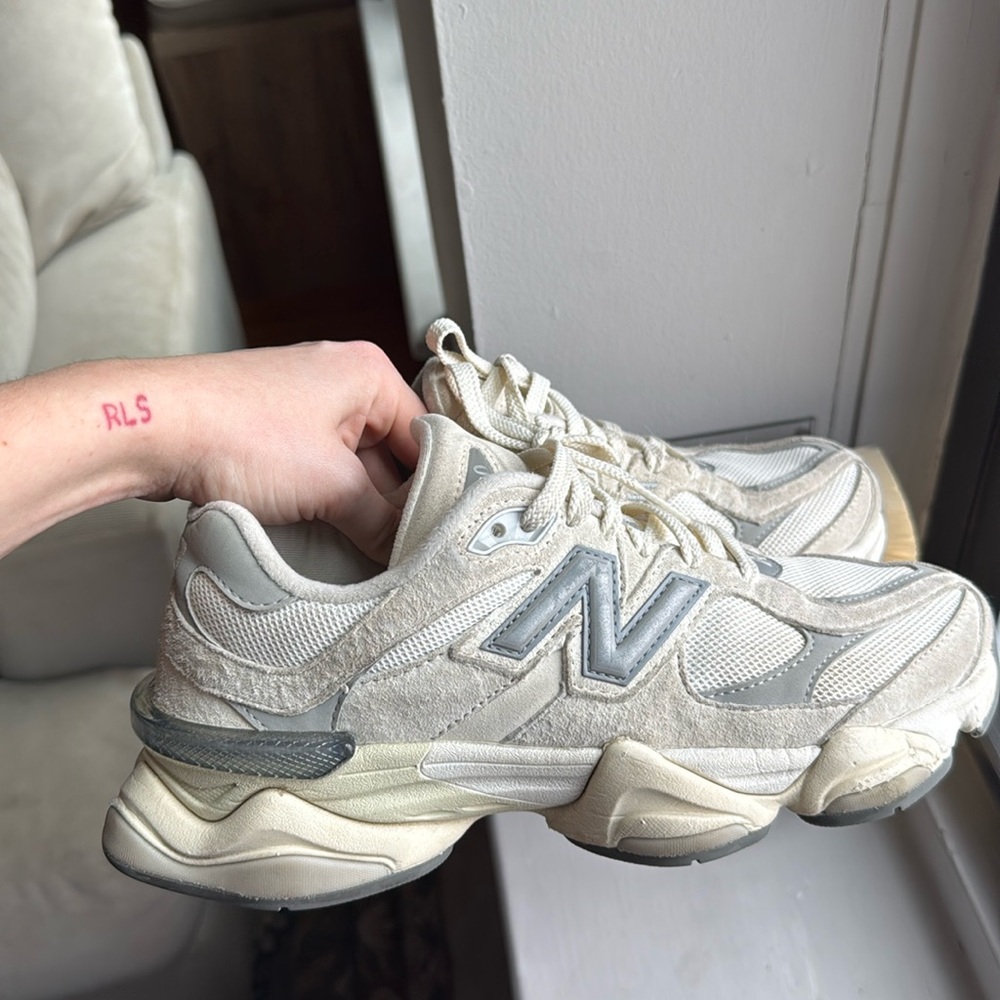 New Balance 9060 (Sea salt concrete)
*Size 8.5W, 7M